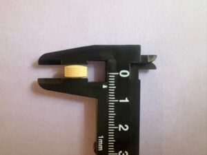 猫用乳酸菌サプリ「毎日爽快」の厚さをノギスで計測。4〜5mm。